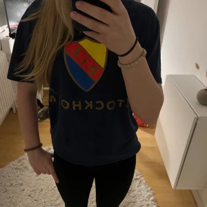 DIF t shirt  - Skitsnygg djurgården t shirt. Storlek M vet dock inte om det är dam eller herr men den sitter lite oversized på mig som brukar ha S/XS. Använd men fortfarande i bra skick. Hör av er vid frågor eller intresse❤️💛💙