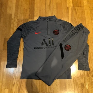 PSG Tracksuit  - Säljer min snygga PSG tracksuit som jag köpte under hösten. Produkten är använd ett par gånger fast det ser man absolut inte. Storlek S, vill man ha fler bilder så är det bara att skriva så fixar jag det. Pris kan diskuteras vid snabb affär.