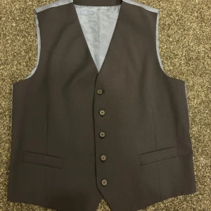 Kostymväst och Kostymbyxor  - Hej! Jag har en marinblå kostymväst och matchande kostymbyxor till försäljning, båda köpta från Dressman och endast använda en gång!  Kostymväst: L Nypris: 799kr Mitt pris: 350kr  Kostymbyxor: 34-32 Nypris: 799kr Mitt pris: 350kr