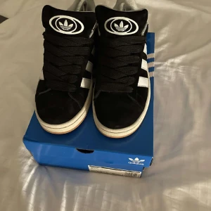 Adidas campus 00s - Säljer adidas campus 00s svarta, använt fåtal men i skick som nya, storlek 42