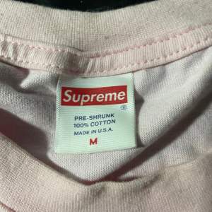 Rosa Supreme t-shirt med tryck på framsidan, använd ett fåtal gånger, storlek S. Öppen för prisförslag.