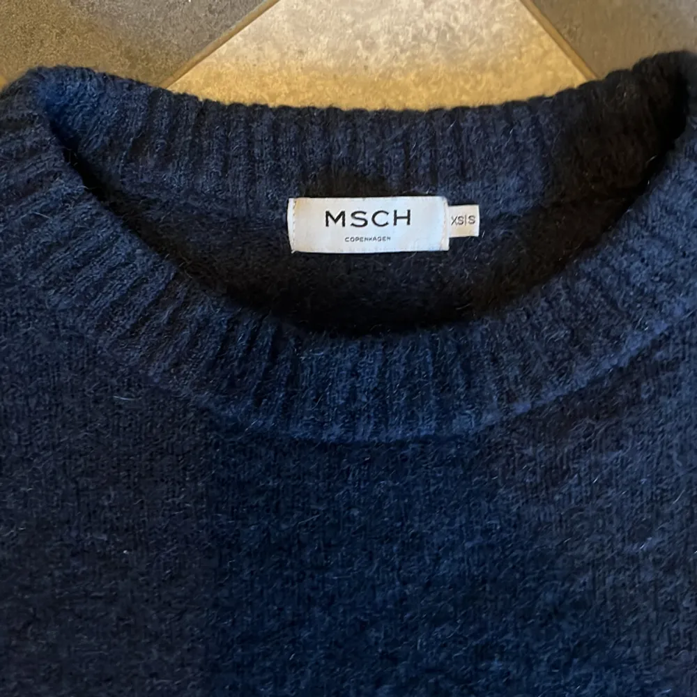 Jätte fin marin blå stickad tröja grå msch i storlek xs/s. Köpt på Åhléns.. Tröjor & Koftor.
