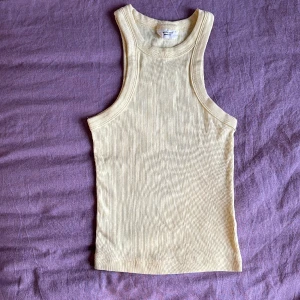 Topp - Jette fin gul topp till sommarn från Gina💕 Har används 1 gång och har inga defekter💕 Kom privat om ni har frågor 