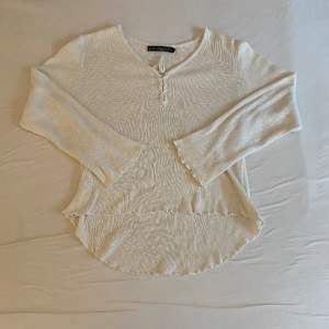 Super söt vit tröja från Ann linderhjelm!🤍 dålig kvalitet på bilderna!! (den är helvit)