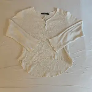 Super söt vit tröja från Ann linderhjelm!🤍 dålig kvalitet på bilderna!! (den är helvit)