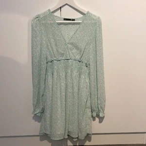 Klänning - Superfin grön klänning från lager 157 som inte kommer till användning. Endast använd 1 gång! V-ringningen är ihopsydd då den var för stor för mig, men går lätt att sprätta upp om det skulle behövas🫶🏼