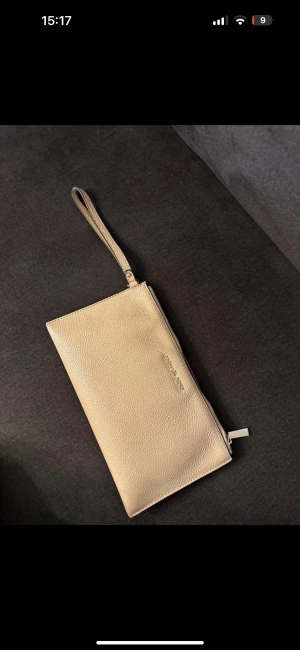 Michael Kors kuvertväska - Clutch / kuvertväska från Michael Kors i mycket bra skick. Beige med gulddetaljer