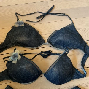 Bikini - Köpte den men var för stor fick med två toppar lite sliten var den med men fukar fortfarande bara för stor för mig 