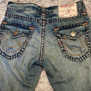 Ett par helt nya true religon jeans, säljs pågrund av att jag har aldrig använt de sen jag köpt dem (priset är inte ristat i sten) vid mer frågor är det bara att skriv
