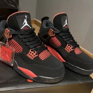 Jordan 4 red thunder  - Säljer dessa skor som är nästan helt nya, storlek 40, tyvär ingen box till skorna. 