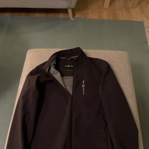 Sail racing jacka - Säljer nu min sailracing jacka då jag inte använder den längre. Jackan är i storlek S och har använts sparsamt. Jackan är av softshell men tål vatten bra. 