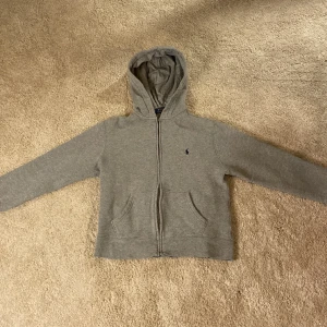 Ralph Lauren zip hoodie - Hej jag säljer en Polo Ralph Lauren zip hoodie i fint skick. Tröjan säljs för att den är för liten. Inanan ett köp får man gärna kontakta mig på Plick och kolla att tröjan finns kvar 😁