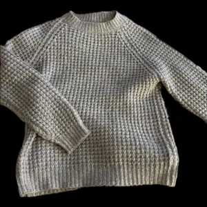 Stickad tröja - Grå stickad tröja, sällan använd och o väldigt fint skick. Skriv om ni har frågor🙌🏼🌟