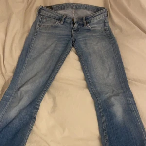lågmidjade jeans - säljer dessa ursnygga jeans pågrund av att de är på gränsen för korta för mig och de kommer inte till användning längre 💘 skriv privat för mått eller mer bilder 