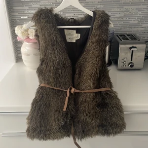 Fejkpäls väst  - Fejkpäls. Fint skick. Storlek S, från H&M. 