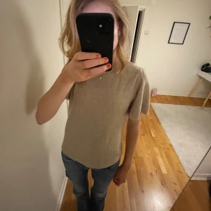 Stickad t-shirt - Trendig stickad t-shirt. Superskönt!✌️