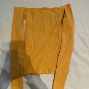 Jag säljer denna tajta ljus gula off shoulder tröjan i ribbat tyg. Använd ett fåtal gånger så i nyskick.😊