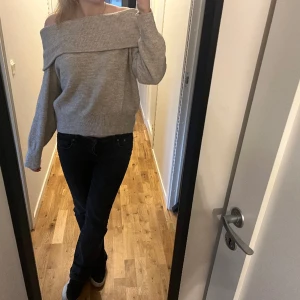 Stickad tröja - Säljer denna fina beige stickade ofshoulder tröjan från hm. Jag är 169 lång och har storlek S och den sitter helt perfekt. Tröjan är i mycket bra skick då den endast är använd ett fåtal gånger. Om du har några frågor är de vara att skriva!