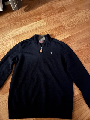 Morris half zip - Säljer denna morris halfzip tröjan för 750kr där nypriset är 1700kr. Den är i bra skick och har nästan aldrig använts. Kom gärna med prisförslag 