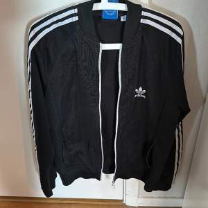 En svart adidas zip tröja i bra skick. Strl M 