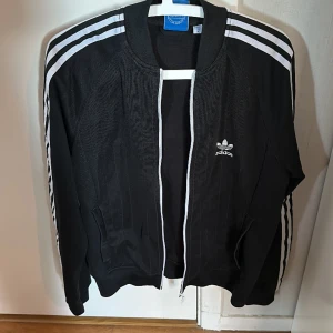 Zip tröja  - En svart adidas zip tröja i bra skick. Strl M 