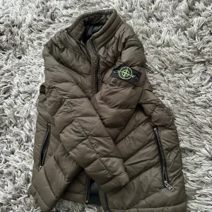 Stone island jacka  - En jätte skön, bekväm, fin stone island jacka. Köpt utomlands. Storlek M, passar S. Finns inget som är sönder eller trasigt eller några fläckar. Den är i perfekt skick