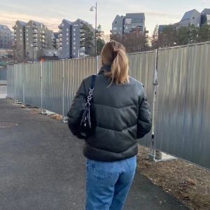 Grön jacka  - Mörkgrön skinn/puffjacka som jag aldrig använder men är i jättebra skick & väldigt snygggg🧚🏼 Från mango storlek S 💚