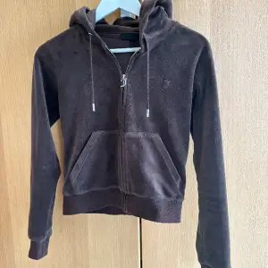 Säljer denna hoodie