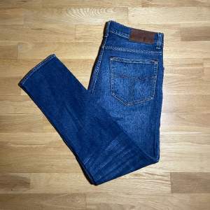 Säljer nu dessa Tiger of Sweden jeans i storlek 30/30, style på dessa jeans är Evolve och det passar slim fit. Det är bra skick på jeansen. Nypris är ca 1500kr, mitt pris 299kr! Hör av er vid lilla minsta fundering👍
