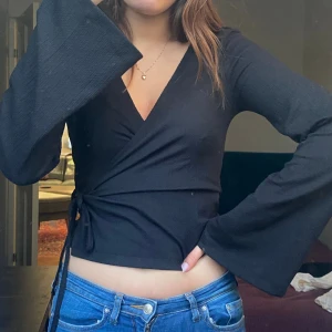 Omlott topp/blus  - Omlott topp/blus från Na-kd. Aldrig använd. Stretchig