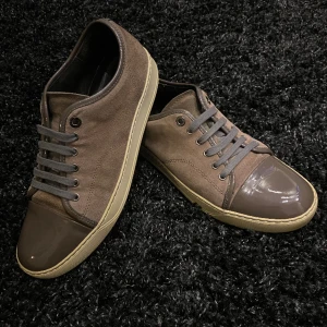 Lanvin - ✨Säljer nu ett till par lanvin i denna unika färg. Skicket på dessa är 6-7/10. Några väldigt små defekter finns, Bilder på de privat. Är möjlig att diskutera priset.✨🤝🏽