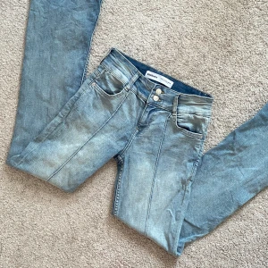 Bootcut jeans - Ett par jättesnygga och trendiga jeans från bershka💕De är i storlek 36 men skulle säga att de passar 34 också. Använt fåtal gånger så de är i väldigt gott skick. Skriv för fler frågor!