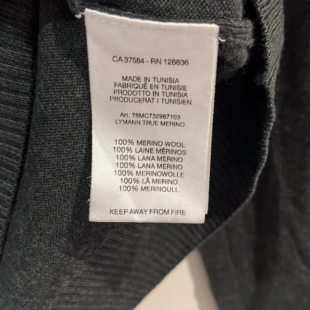 Säljer nu denna skitsnygga J.Lindeberg v-neck tröjan som är 100% merinoull. Storleken på tröjan är M och han på bilden är 180cm lång och väger 60kg. Skriv mer när gärna vid frågor eller funderingar💥💥. Tröjor & Koftor.