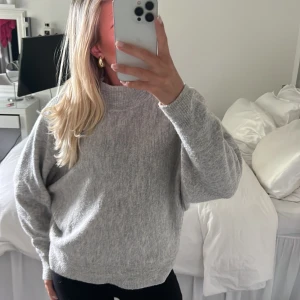 Stickad teöja - Stickad tröja från H&M. Bekväm, lite nopprig. 