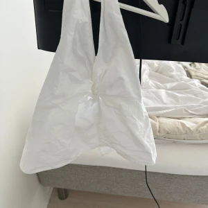 Topp från zara - Vit topp med knytning i ryggen, jättefin knappast använd. Köpt för 329