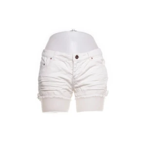 Lågmidjade vita jeansshorts - Jag älskar dessa jeans shorts, dem sitter så fin och är lågmidjade men kommer inte till användning längre. Är i storlek 34 och är i bra skick!🩷