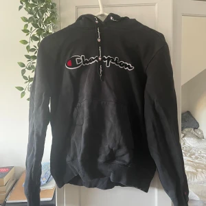 Champions hoodie - I stolek Xs. Det ena snöret är lite sönder men det är den enda defekten