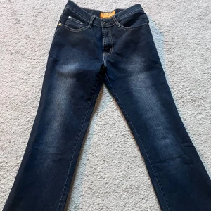 Snygga jeans💘   - Jättesnygga utsvängda jeans med supercoola bakfickor, storlek 26 som ungefär motsvarar xs, Jag köpte dom här på Plick och har användt dom  men fortfarande väldigt fint skick. Märket är ”Lizabeta” priset går att diskutera,passar nån som e runt 145-155
