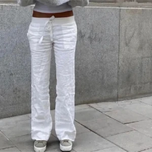 Alobha linnebyxor - Jättefina linnebyxor som dessutom är i nyskick, finns inga tecken på användning. Lite för korta på mig som är 167 och därför säljer jag dem🤩🤩pris går alltid att diskuteras, skriv privat för egna bilder💕