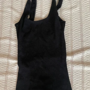 Svart body eller baddräkt med shorts  - Inga fel