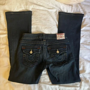 True religion jeans - Lågmidjade utsvängda trueys. Helt i nyskick knappt använda. Storlek 26, midja 37cm innerben 75cm. Uppsydda hos en skräddare, jag på bilden är 163cm. Passar xs-s