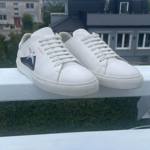 Arigato skor vita - Arigato skor Vita Storlek 41 passar 42 Cond 8/10 ✅ använda få gånger men designen på sidorna har börjat lossna enkel fix med lim. Skriv ifall ni undrar något📩