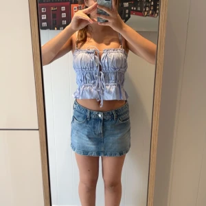 Poplintopp med knytningar  - Denna toppen är super gullig, den är i nyskick och har en väldigt fin färg. Kostar 350kr. skriv om du är intresserad!🌟