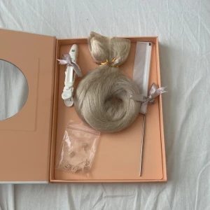 Rapunzel Sleek hairband/Halo extensions - Äkta hår  - Halo extensions/löshår från rapunzel i färgen 10.10 platinum blond. Aldrig använd, säljer då färgen ej passade och jag ej kan returerna då jag öppnade förpackningen för att hålla upp mot huvudet! Löshåret är gjort av äkta hår💕 Ord.pris: 2500kr