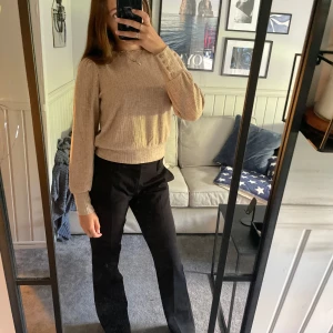 Holly & White tröja - Super fin blus/tröja från Holly & White! Bara andvänd en gång och har inga defekter på sig!🤩 säljer då den inte kommer till andvändning☺️