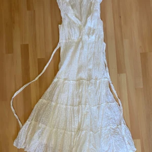 Vit långklänning  - Vit långklänning med lite leopard mönster. 