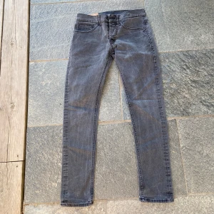 Dondup jeans George  - Säljer nu dessa svarta dondup George jeans med slitningar på baksidan, skriv för fler bilder/frågor🙌🏼