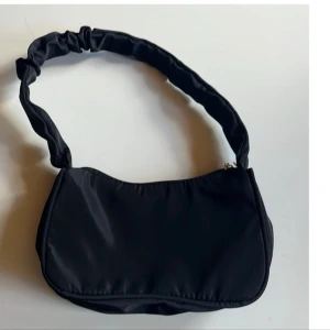 Svart miniväska - Liten svart väska från SHEIN. Aldrig använts så den är i nyskick.