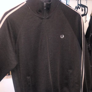Fred Perry kofta - Säljer pga att den ej passar längre knappt använd. Fint skick, storlek S. Endast seriösa köpare.  Mvh