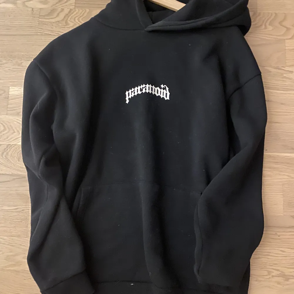 Hoodie använd fåtal gånger inga defekter. Den är från black squad och säljer pga att den inte kommer till användning💕 Fråga gärna om fler bilder om du skulle vilja ha det och priset kan diskuteras❤️. Hoodies.